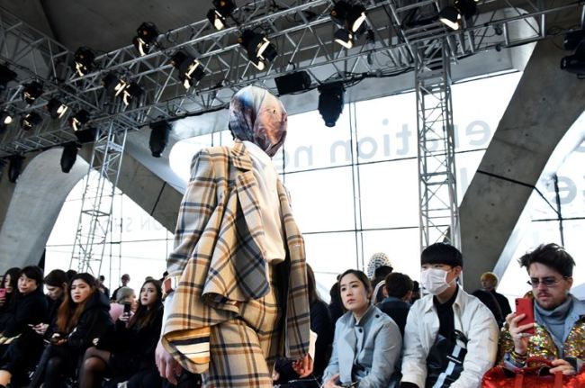 Models for BESFXXK cover their faces with scarf-like masks. (Seoul Design Foundation)