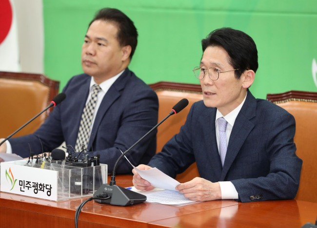 윤소하 정의당 원내수석부대표(오른쪽) (사진=연합뉴스)
윤소하 정의당 원내수석부대표(오른쪽) (사진=연합뉴스)