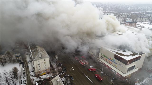 <YONHAP PHOTO-7095> In this Russian Emergency Situations Ministry photo, on Sunday, March 25, 2018, smoke rises above a multi-story shopping center in the Siberian city of Kemerovo, about 3,000 kilometers (1,900 miles) east of Moscow, Russia. At least three children and a woman have died in a fire that broke out in a multi-story shopping center in the Siberian city of Kemerovo. (Russian Ministry for Emergency Situations photo via AP)/2018-03-25 22:51:45/ <저작권자 ⓒ 1980-2018 ㈜연합뉴스. 무단 전재 재배포 금지.>
