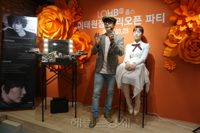 롭스 이태원점에서 박태윤 메이크업 아티스트가 ‘뷰티랩’에서 뷰티 클래스를 진행하고 있다.
박로명 기자/dodo@heraldcorp.com