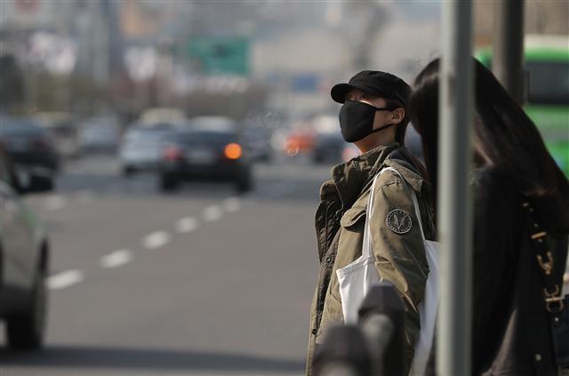 지난 주말 이후 사상 최악의 미세먼지가 엄습하면서 나들이를 포기하는 등 시민들이 고통을 받고 있다. 보건당국도 외출 자제를 당부하는 등 대책마련에 나섰지만 미세먼지 위험 수위는 수그러들지 않고 있다. 서울 시내에서 시민들이 마스크를 쓴 채 거리를 걷고 있다.  [연합뉴스]