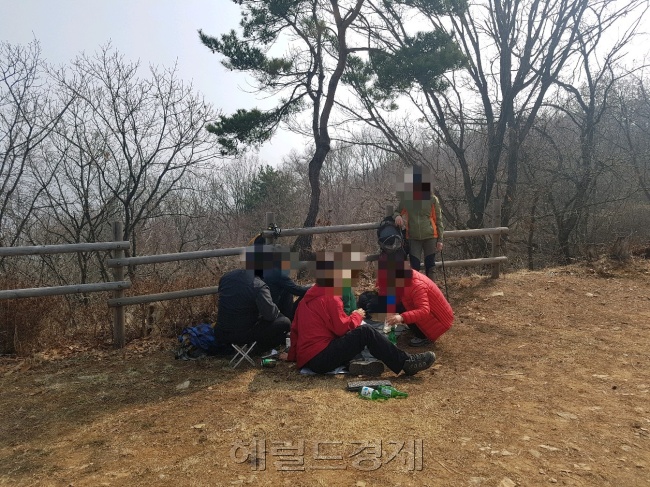 경기도 파주의 한 둘레길에서 술을 마시고 있는 등산객들. [사진=정세희 기자/say@heraldcorp.com]