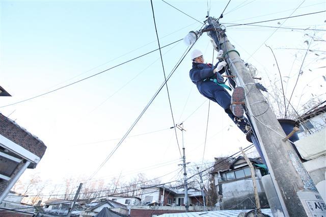 26일 과학기술정보통신부와 통신업계에 따르면 KT와 이동통신사업자들은 의무제공 대상 설비의 이용대가를 둘러싸고 첨예하게 대립하고 있다.