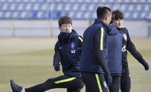South Korean national football team midfielder Lee Jae-sung (L) trains with his teammates at Ruch Chorzow Stadium in Chorzow, Poland, on March 25. (Yonhap)