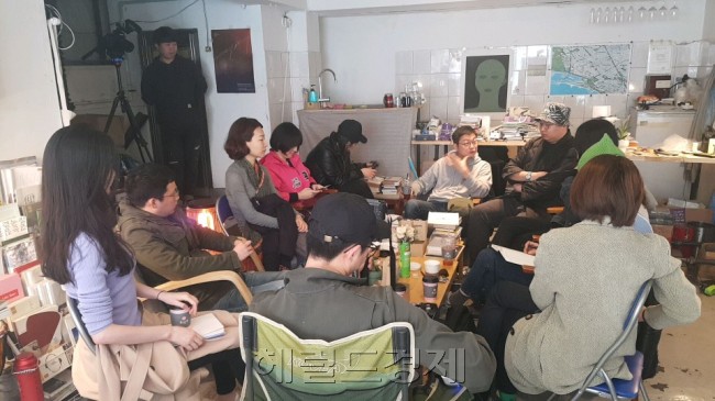구의원출마 프로젝트 회원들이 25일 마포구 염리동 서점 ‘퇴근길 책한잔’에서 모임을 갖는 모습. [사진=김성우 기자/zzz@heraldcorp.com]