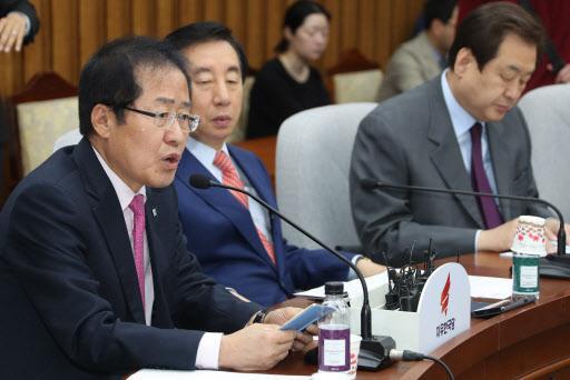 자유한국당 홍준표 대표가 26일 국회에서 열린 확대원내대책회의에 문 대통령의 개헌안 발의를 ‘사회주의 헌법개정쇼’라고 규정하며 깅도높게 비난했다 (왼쪽 사진). 전날 장외투쟁 가능성을 시사한 한국당은 개헌 관련 대국민 여론전 수위도 끌어올릴 계획을 밝혔다. 더불어민주당 추미애 대표가 26일 오전 국회에서 열린 최고위원회의에서 발언하고 있다 (오른쪽 사진).  [연합뉴스]