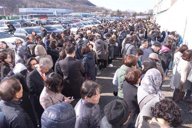 29일 당첨자 발표를 앞둔 ‘디에이치자이 개포’ 견본주택에 사람들이 대거 몰려 있다.