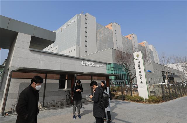 검찰은 26일 오후 2시 검사와 수사관을 이 전 대통령이 수감된 서울동부구치소로 보내 첫 조사를 할 계획이다. 검찰은 2주간 수사를 진행할 계획이지만, 이 전 대통령이 얼마나 수사에 협조할지가 변수가 될 것으로 보인다. 사진은 25일 서울 동부구치소 모습. [연합뉴스]