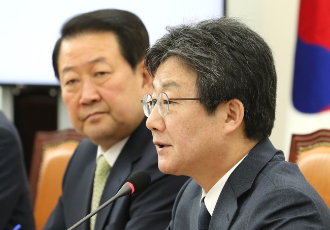 Yoo Seong-min, co-leader of the minor opposition Bareunmirae Party, speaks during a party meeting at the National Assembly in Seoul on March 26, 2018. (Yonhap)
