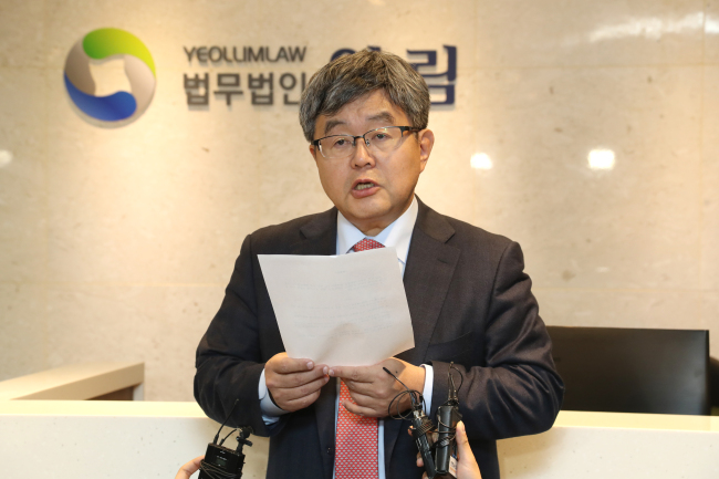 Kang Hoon, attorney of arrested former President Lee Myung-bak, holds a press conference at his office in southern Seoul on Monday. (Yonhap)