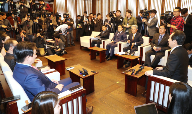 정세균 국회의장과 우원식(더불어민주당), 김성태(자유한국당), 김동철(바른미래당) 원내대표가 26일 오후 국회에서 열린 여야 3당 교섭단체 원내대표 정례회동에서 정부개헌안을 비롯한 현안을 논의하고 있다. [사진=연합뉴스]
정세균 국회의장과 우원식(더불어민주당), 김성태(자유한국당), 김동철(바른미래당) 원내대표가 26일 오후 국회에서 열린 여야 3당 교섭단체 원내대표 정례회동에서 정부개헌안을 비롯한 현안을 논의하고 있다. [사진=연합뉴스]
