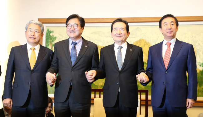National Assembly Speaker Chung Sye-kyun (2nd from R) and the floor leaders of major parties pose for a photo before their talks at Chung's office at the legislature in Seoul on Monday. (Yonhap)