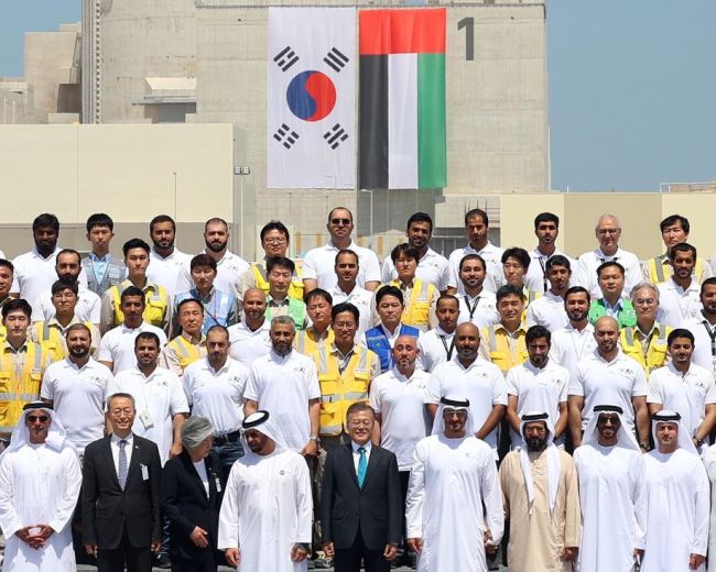 President Moon Jae-in (5th from right, front row), Crown Prince of Abu Dhabi Mohammed bin Zayed Al-Nahyan (4th from right, front row) pose with Korean and UAE officials in front of the Barakah Nuclear Power Plant in Barakah, Abu Dhabi, Monday. Yonhap