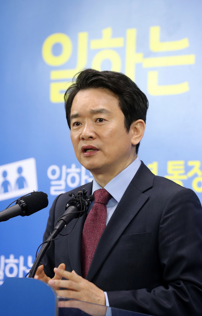 남경필 경기지사가 지난달 28일 경기도청 브리핑룸에서 "미세먼지 관련 브리핑"을 가졌다.[사진=경기도]
남경필 경기지사가 지난달 28일 경기도청 브리핑룸에서 "미세먼지 관련 브리핑"을 가졌다.[사진=경기도]