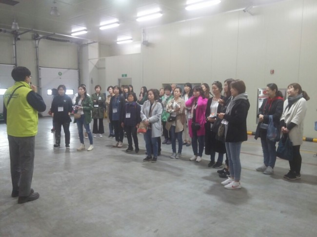 경기 평택시 평일초등학교 학부모회 학부모들이 경기도유통센터를 방문해 QTS시스템을 설명받고있다.[사진제공=경기도]
경기 평택시 평일초등학교 학부모회 학부모들이 경기도유통센터를 방문해 QTS시스템을 설명받고있다.[사진제공=경기도]