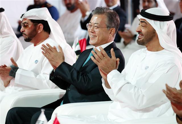 아랍에미리트(UAE)를 공식 방문 중인 문재인 대통령이 26일(현지시간) 오후 아랍에미리트(UAE) 바라카 원전 1호기 건설 완료행사에서 모하메드 빈 자이드 알 나흐얀 왕세제(오른쪽)와 박수치며 환하게 웃고 있다. 모하메드 왕세제로부터 250억 달러 규모의 석유·가스 신규 협력을 약속받은 문 대통령은 5박7일 순방 일정을 마치고 이날 밤 귀국길에 오른다.
[바라카=연합뉴스]