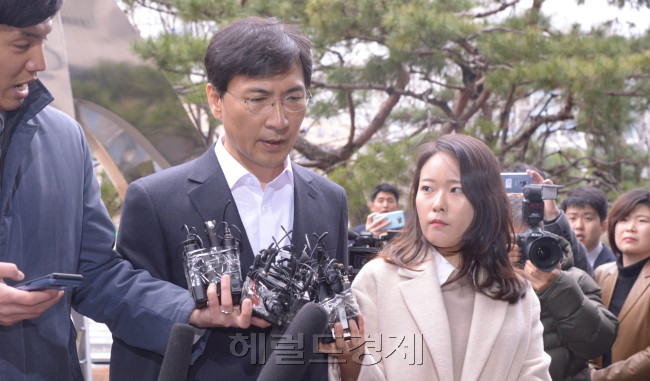 서부지검에 출석하고 있는 안희정 전 충남도지사. [사진=정희조 기자/checho@heraldcorp.com]