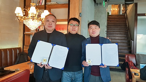 왼쪽부터 부사장 ZHANGYUNZHI, 상무이사 DUAN JINTAO, 대표이사 CHOI CHULWON