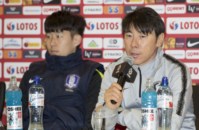 South Korea men's national football team head coach Shin Tae-yong (R) speaks at a press conference at Silesian Stadium in Chorzow, Poland, on March 26, 2018, one day ahead of South Korea's friendly match against Poland. (Yonhap)