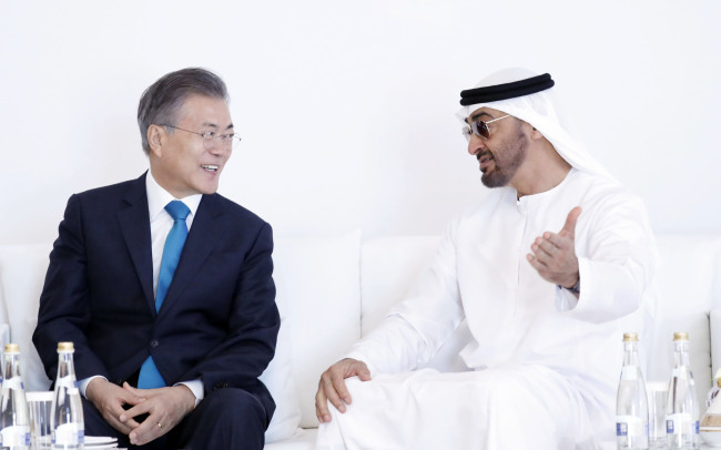 South Korean President Moon Jae-in (left) and Crown Prince of Abu Dhabi, Mohammed bin Zayed Al-Nahyan on Monday (Yonhap)