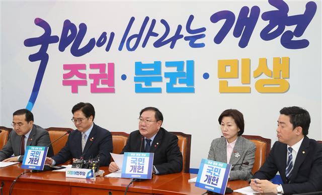 더불어민주당 김태년 정책위의장이 27일 국회에서 열린 원내대책회의에서 청년 일자리 추경에 대해 발언하고 있다. 청년일자리 창출과 구조조정 피해지역 지원 등을 위해 정부가 편성 중인 4조원 규모의 추경안에 대해 야4당은 일제히 반대 입장으로 맞서고 있는 상황이다.   [연합뉴스]