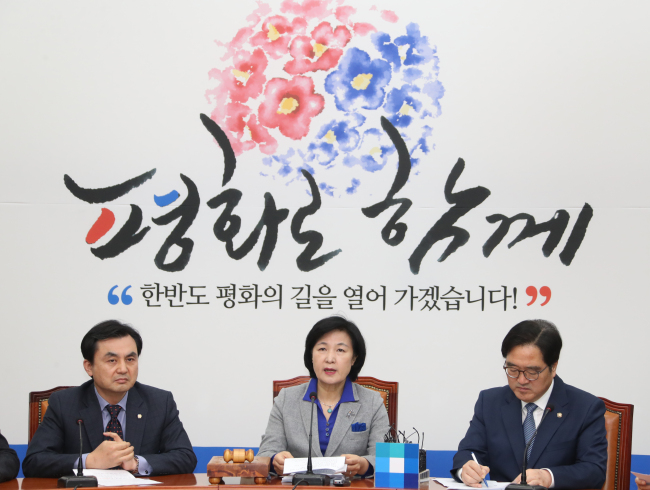 5일 서울 여의도 국회의사당 본관에서 열린 최고위원회의에서 발언하고 있는 추미애(가운데) 당대표. 이날 추 대표는 비공개 의원총회에서 "원내 1당을 지키기 위해 선당후사 해주시고 출마를 자제해 달라"는 의사를 전했다.(사진=연합뉴스)
5일 서울 여의도 국회의사당 본관에서 열린 최고위원회의에서 발언하고 있는 추미애(가운데) 당대표. 이날 추 대표는 비공개 의원총회에서 "원내 1당을 지키기 위해 선당후사 해주시고 출마를 자제해 달라"는 의사를 전했다.(사진=연합뉴스)