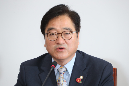 더불어민주당 우원식 원내대표는 27일 서울 여의도 국회의사당 본관에서 열린 원내대책회의에서 여야 3당 간 개헌 협의에 대해 발언하고 있다. [사진=연합뉴스]
