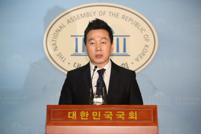 정봉주 전 의원이 27일 오전 국회 정론관에서 과거 이명박 전 대통령의 BBK 관련 의혹 제기로 기소됐던 사건에 대해 무죄를 주장하며 재심을 청구하겠다고 밝히고 있다.[사진=연합뉴스]
정봉주 전 의원이 27일 오전 국회 정론관에서 과거 이명박 전 대통령의 BBK 관련 의혹 제기로 기소됐던 사건에 대해 무죄를 주장하며 재심을 청구하겠다고 밝히고 있다.[사진=연합뉴스]