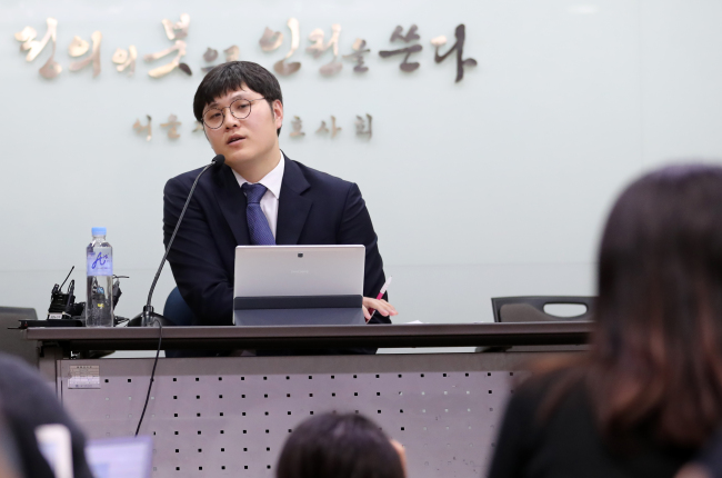 27일 오전 서초구 서울지방변호사회에서 열린 정봉주 미투 피해자 기자회견에서 담당 변호사가 취재진 질문에 답하고 있다. (사진=연합뉴스)
27일 오전 서초구 서울지방변호사회에서 열린 정봉주 미투 피해자 기자회견에서 담당 변호사가 취재진 질문에 답하고 있다. (사진=연합뉴스)