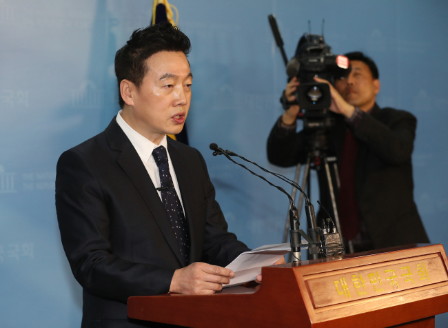 정봉주 전 의원이 27일 오전 국회 정론관에서 과거 이명박 전 대통령의 BBK 관련 의혹 제기로 기소됐던 사건에 대해 무죄를 주장하며 재심을 청구하겠다고 밝히고 있다. (사진=연합뉴스)
정봉주 전 의원이 27일 오전 국회 정론관에서 과거 이명박 전 대통령의 BBK 관련 의혹 제기로 기소됐던 사건에 대해 무죄를 주장하며 재심을 청구하겠다고 밝히고 있다. (사진=연합뉴스)
