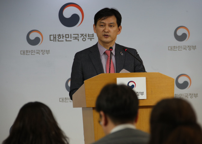 Hwang Seong-woon, the spokesman for the Ministry of Culture, Sports and Tourism, speaks during a press briefing held Tuesday at the Seoul Government Complex. (Yonhap)