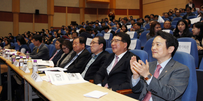 27일 오후 경기도 경제과학진흥원에서 열린 2018 규제혁파 경진대회에서 남경필 경기도지사가 심사위원 및 참가자들과 우수사례 경진대회를 함께 보고 있다.{사진=경기도 제공]
27일 오후 경기도 경제과학진흥원에서 열린 2018 규제혁파 경진대회에서 남경필 경기도지사가 심사위원 및 참가자들과 우수사례 경진대회를 함께 보고 있다.{사진=경기도 제공]