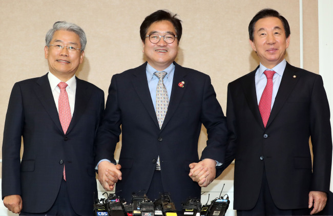 일 오후 국회 귀빈식당에서 열린 개헌논의를 위한 여야 3당 원내대표 회동에서 각 당 원내대표들이 손을 맞잡고 있다. 왼쪽부터 바른미래당 김동철 원내대표, 더불어민주당 우원식 원내대표, 자유한국당 김성태 원내대표. (사진=연합뉴스)
일 오후 국회 귀빈식당에서 열린 개헌논의를 위한 여야 3당 원내대표 회동에서 각 당 원내대표들이 손을 맞잡고 있다. 왼쪽부터 바른미래당 김동철 원내대표, 더불어민주당 우원식 원내대표, 자유한국당 김성태 원내대표. (사진=연합뉴스)