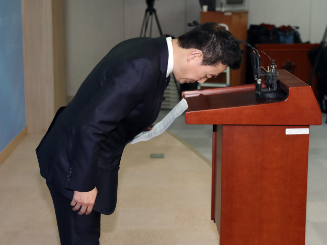 정봉주 전 의원이 27일 오전 국회 정론관에서 과거 이명박 전 대통령의 BBK 관련 의혹 제기로 기소됐던 사건에 대해 무죄를 주장하며 재심을 청구하겠다고 밝힌 후 고개 숙여 인사하고 있다.[사진=연합뉴스]
정봉주 전 의원이 27일 오전 국회 정론관에서 과거 이명박 전 대통령의 BBK 관련 의혹 제기로 기소됐던 사건에 대해 무죄를 주장하며 재심을 청구하겠다고 밝힌 후 고개 숙여 인사하고 있다.[사진=연합뉴스]
