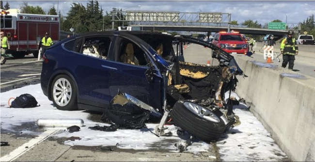 <YONHAP PHOTO-0695> In this Friday March 23, 2018 photo provided by KTVU, emergency personnel work a the scene where a Tesla electric SUV crashed into a barrier on U.S. Highway 101 in Mountain View, Calif. The National Transportation Safety Board has sent two investigators to look into a fatal crash and fire Friday in California that involved a Tesla electric SUV. The agency says on Twitter that it's not clear whether the Tesla Model X was operating on its semi-autonomous control system called Autopilot at the time. Investigators will study the fire that broke out after the crash. (KTVU via AP)/2018-03-28 03:39:38/ <저작권자 ⓒ 1980-2018 ㈜연합뉴스. 무단 전재 재배포 금지.>
<YONHAP PHOTO-0695> In this Friday March 23, 2018 photo provided by KTVU, emergency personnel work a the scene where a Tesla electric SUV crashed into a barrier on U.S. Highway 101 in Mountain View, Calif. The National Transportation Safety Board has sent two investigators to look into a fatal crash and fire Friday in California that involved a Tesla electric SUV. The agency says on Twitter that it's not clear whether the Tesla Model X was operating on its semi-autonomous control system called Autopilot at the time. Investigators will study the fire that broke out after the crash. (KTVU via AP)/2018-03-28 03:39:38/ <저작권자 ⓒ 1980-2018 ㈜연합뉴스. 무단 전재 재배포 금지.>
