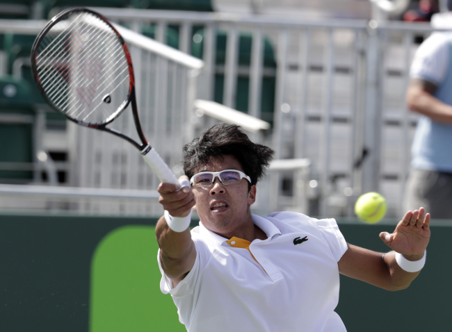 Chung Hyeon of South Korea returns to Joao Sousa of Portugal during the Miami Open tennis tournament, Tuesday, in Key Biscayne, Florida. (AP-Yonhap)
