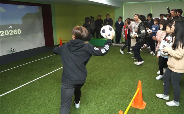 <YONHAP PHOTO-2450> 실내에서 여러가지 운동을 (서울=연합뉴스) 정하종 기자 = 28일 오전 서울 도봉구 방학초등학교 VR 스포츠 실에서 어린이들이 스포츠 퀴즈 게임을 즐기고 있다. VR 스포츠 실에서는 축구, 야구 등 52개 종목의 경기를 배울 수 있다. 2018.3.28 chc@yna.co.kr/2018-03-28 09:44:01/ <저작권자 ⓒ 1980-2018 ㈜연합뉴스. 무단 전재 재배포 금지.>