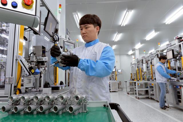 전문가들은 이같은 변화에 효율적으로 대응하기 위해서는 전기차ㆍ수소전기차ㆍ자율주행차 등 자동차 기술개발 및 정책에 대한 우리 정부의 적극적인 지원이 필요하다고 입을 모은다.