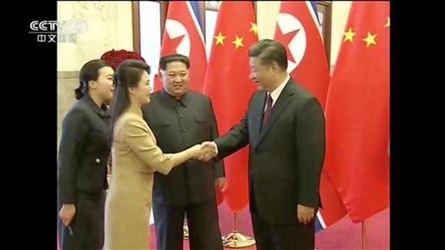 김정은 북한 노동당 위원장이 시진핑 중국 국가주석의 초청을 받아 중국 베이징을 전격 방문한 가운데 중국 중앙(CC)TV가 28일 김정은 위원장의 부인 리설주가 시진핑 주석과 악수하는 모습이 담긴 영상을 공개했다.   [중국CCTV 캡처=연합뉴스]