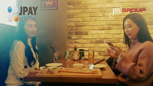 <JPAY가맹점에서 ‘JPAY SILVER’ 사용해서 식사하는 모습>