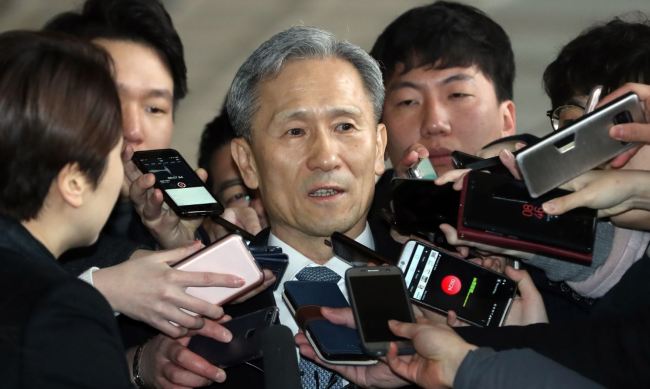 Former Defense Minister Kim Kwan-jin answers reporters' questions at the Seoul Central District Prosecutors' Office on Feb. 27. (Yonhap)