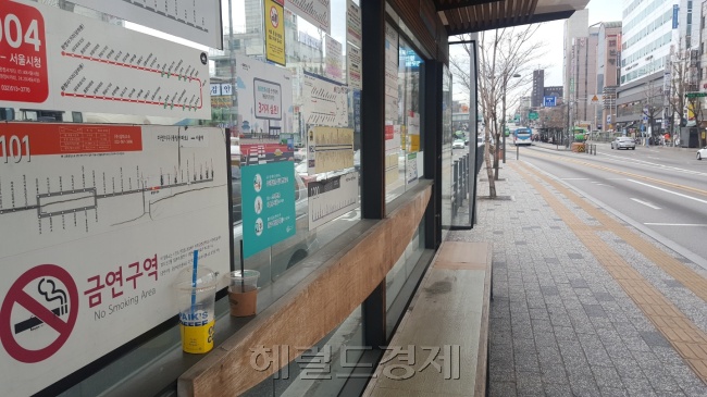 누군가 버스정류장 의자에 놓고 간 커피 컵들.  정세희 기자/say@heraldcorp.com