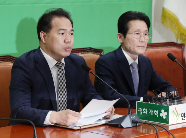 지난 23일 오후 국회에서 열린 민주평화당과 정의당의 공동교섭단체 기자회견에서 민주평화당 이용주 원내수석부대표가 발언하고 있다. 오른쪽은 정의당 윤소하 원내수석부대표. [사진=연합뉴스]
지난 23일 오후 국회에서 열린 민주평화당과 정의당의 공동교섭단체 기자회견에서 민주평화당 이용주 원내수석부대표가 발언하고 있다. 오른쪽은 정의당 윤소하 원내수석부대표. [사진=연합뉴스]