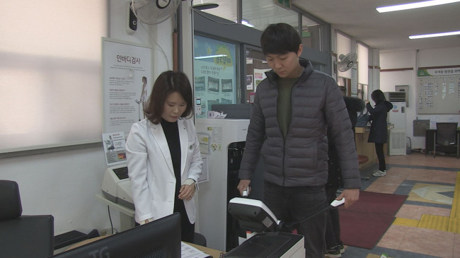 성남시 야탑3동에 근무하는 간호사가 지역 주민과 건강 상담 후 기초체력 측정 중이다.[사진=경기도 제공]
성남시 야탑3동에 근무하는 간호사가 지역 주민과 건강 상담 후 기초체력 측정 중이다.[사진=경기도 제공]