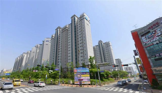 군산시의 인구 순유출이 가속화하면서 지역 주택시장은 침체일로를 겪고 있다. 상승세를 유지했던 땅값도 최근 하락 전환했다. 재고주택의 몸값은 물론 면적당 매매가격 하락도 이어진다. 전문가들은 불투명한 개발 호재로 침체가 오래 갈 것이라고 전망했다.  [출처=다음 로드뷰]