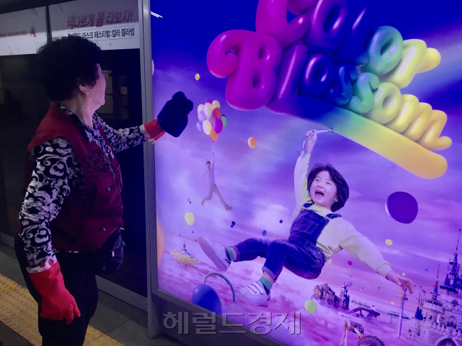 28일 지하철 사당역 광고판을 관리하는 김 씨의 모습.  김유진 기자/kacew@