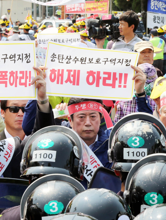 지난 2015년 8월31일 정찬민 용인시장(가운데)가 평택시청 앞에서 송탄상수원보호구역 해제를 요구하는 원정시위를 벌였다.
지난 2015년 8월31일 정찬민 용인시장(가운데)가 평택시청 앞에서 송탄상수원보호구역 해제를 요구하는 원정시위를 벌였다.