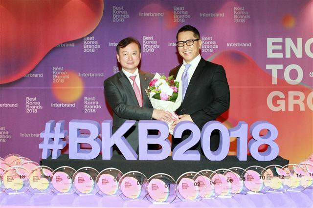 조수형(왼쪽) 우리은행 소비자브랜드그룹 그룹장이 ‘2018 베스트 코리아 브랜드’ 행사에서 문지훈 인터브랜드 한국법인대표와 기념촬영을 하고 있다.  [제공=우리은행]