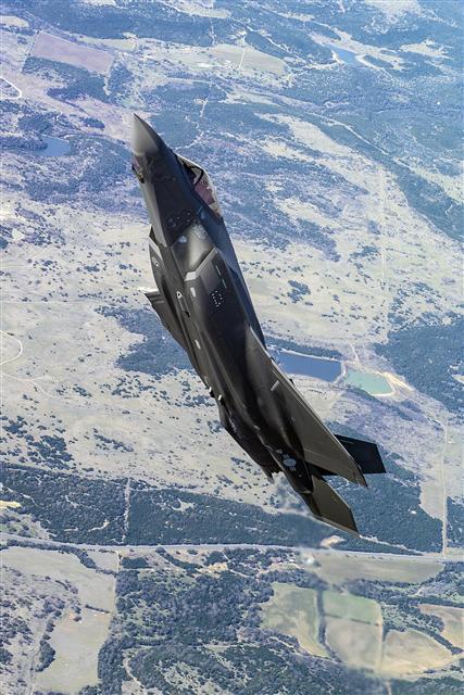 ‘F-35A 1호기 첫 비행.’ 한국 공군의 F-35A 1호기가 28일(현지시간) 미국 텍사스주 포트워스 록히드마틴사 최종 조립공장에서 열린 출고행사에서 시험비행하고 있다.
[사진=방위사업청]