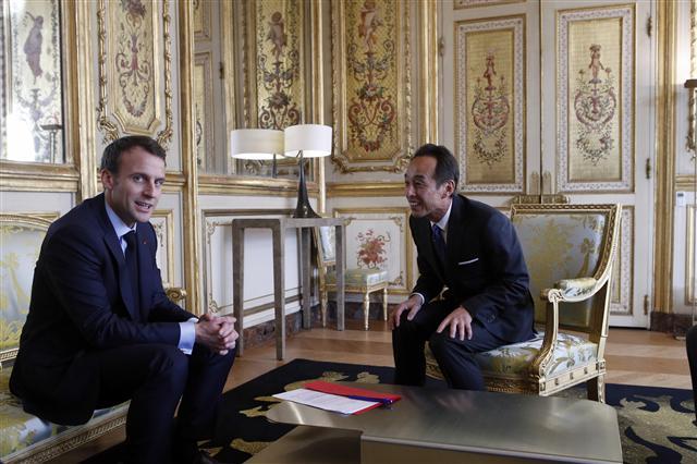 <YONHAP PHOTO-0514> France's president Emmanuel Macron, left attends a meeting with President and Chief Strategy Officer of Samsung Electronics Young Sohn, at the Elysee Palace in Paris , Wednesday, March 28, 2018. (AP Photo/Francois Mori, Pool)/2018-03-29 02:44:18/ <저작권자 ⓒ 1980-2018 ㈜연합뉴스. 무단 전재 재배포 금지.>